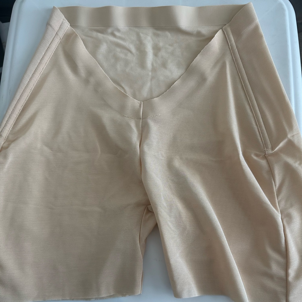 NWT Skims Sheer Sculpt Low Back Short